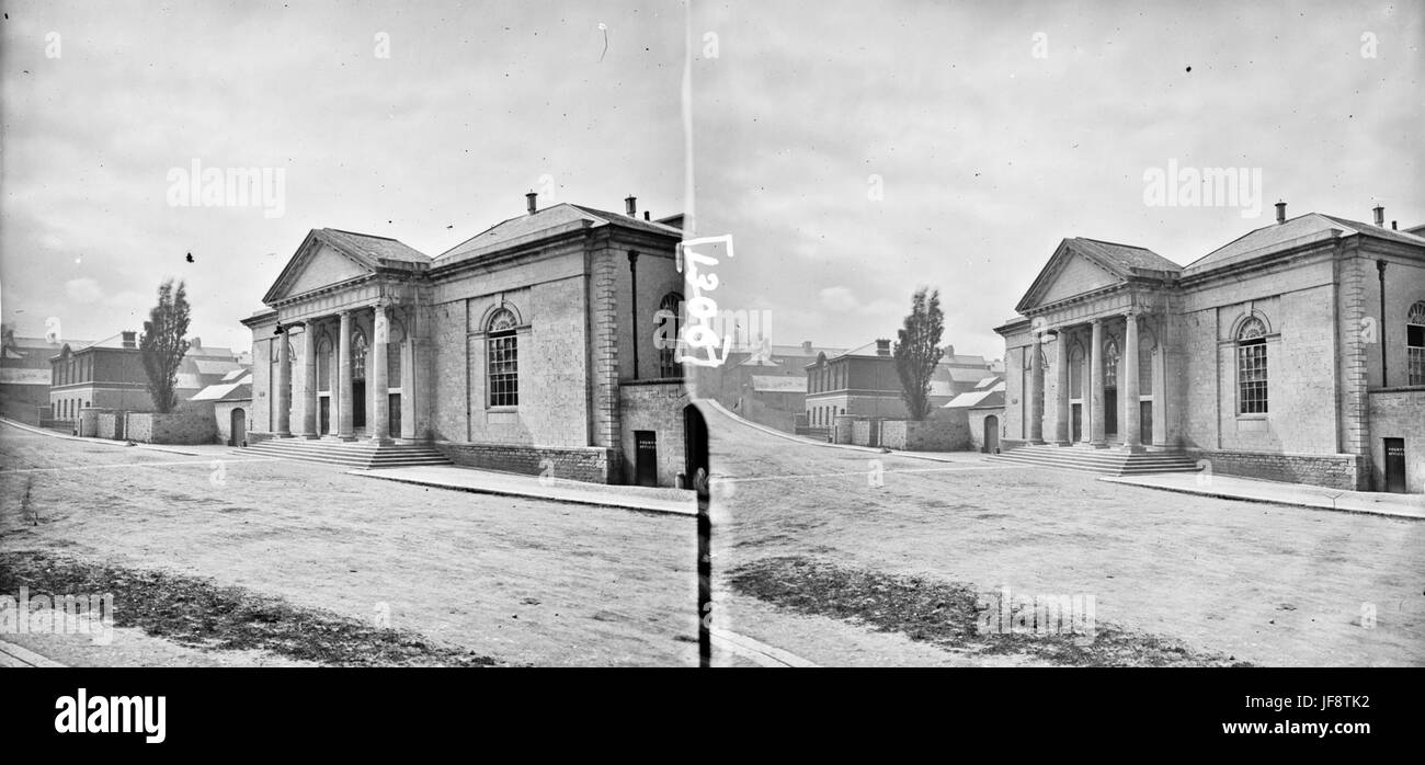 Un edificio, possibilmente una stazione ferroviaria, con passi e 4 33545966961 o Foto Stock