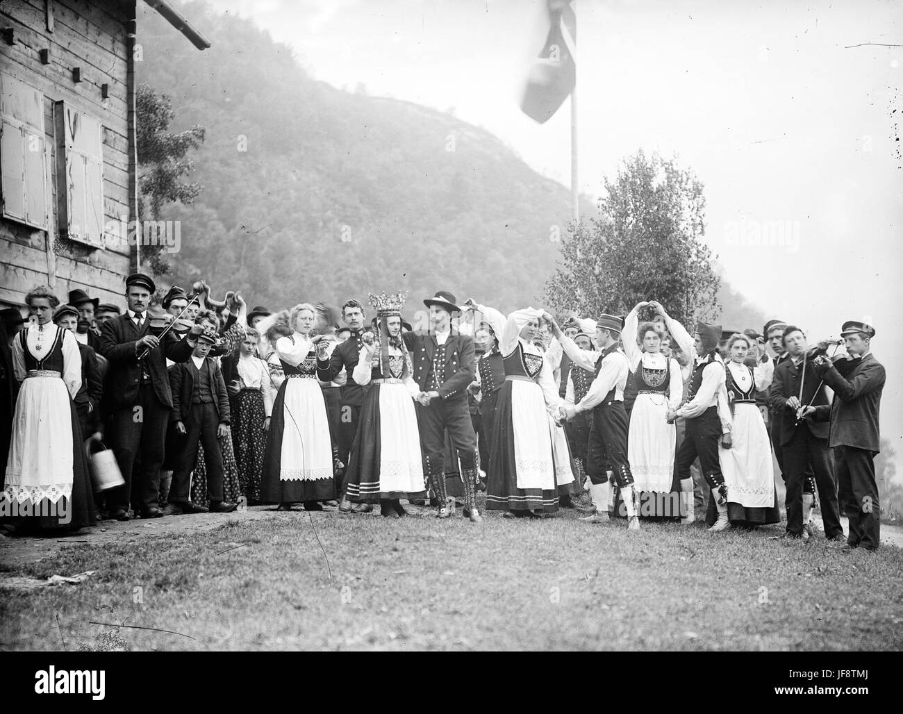 Una splendida celebrazione nuziale a Ervika, Norvegia, catturata nel 1907, che mostra l'abbigliamento e le usanze tradizionali norvegesi. Foto Stock