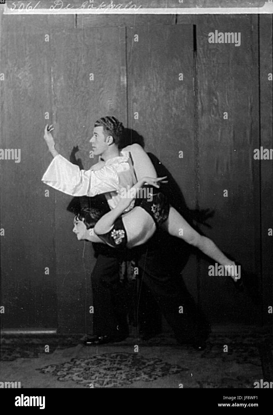 Un ritratto di due ballerini, "De Coppola", che mostrano i loro costumi e il loro portamento, catturati in uno studio per un record culturale senza tempo. Foto Stock