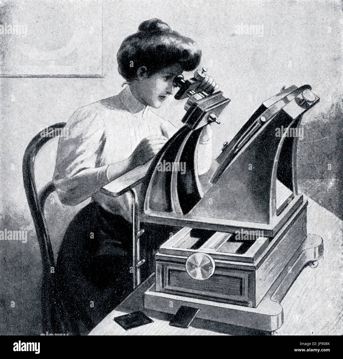 Donna di esame e la misurazione di una fotografia celeste nei primi anni del XX secolo. Utilizzando una speciale macchina a Harvard. Molto di questo lavoro è stato svolto dalle donne. Foto Stock