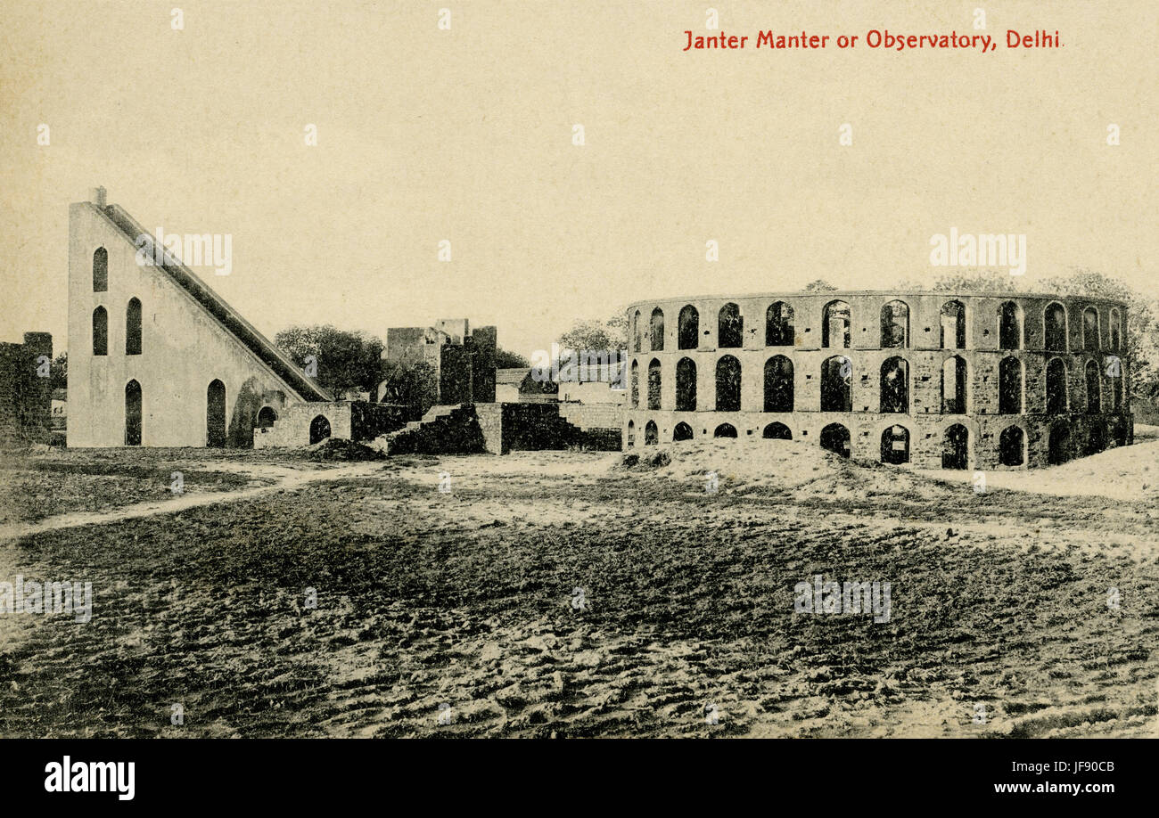 Jantar Mantar Observatory, Delhi. Esso consiste di 13 architettonico strumenti di astronomia. Il sito è uno dei cinque costruito dal Maharaja Jai Singh II di Jaipur, dal 1723 in poi. Mughals Foto Stock