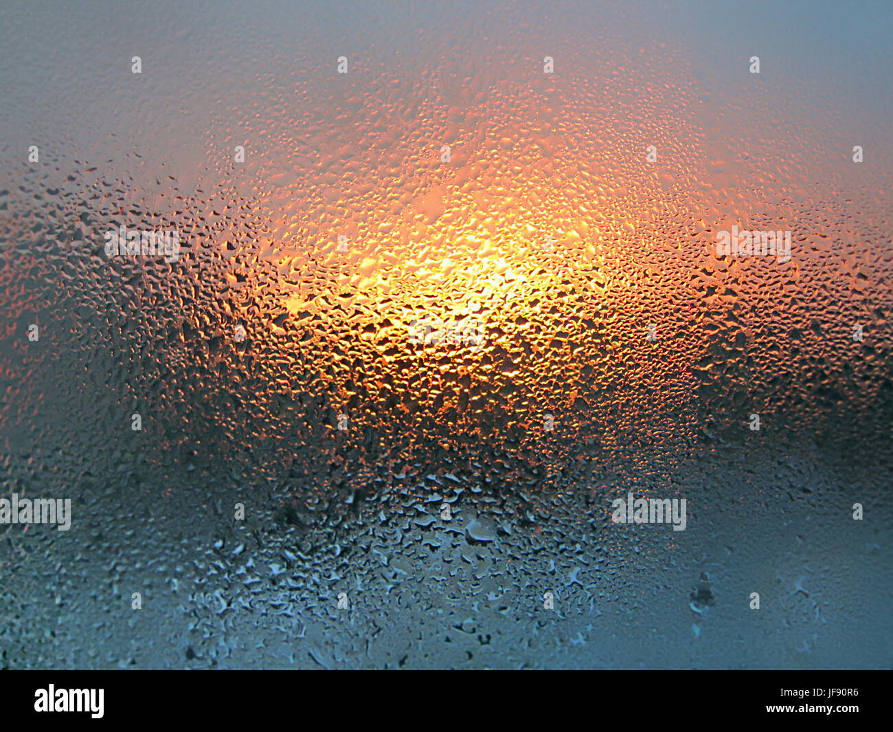 Gocce di acqua e luce del sole su vetro Foto stock - Alamy