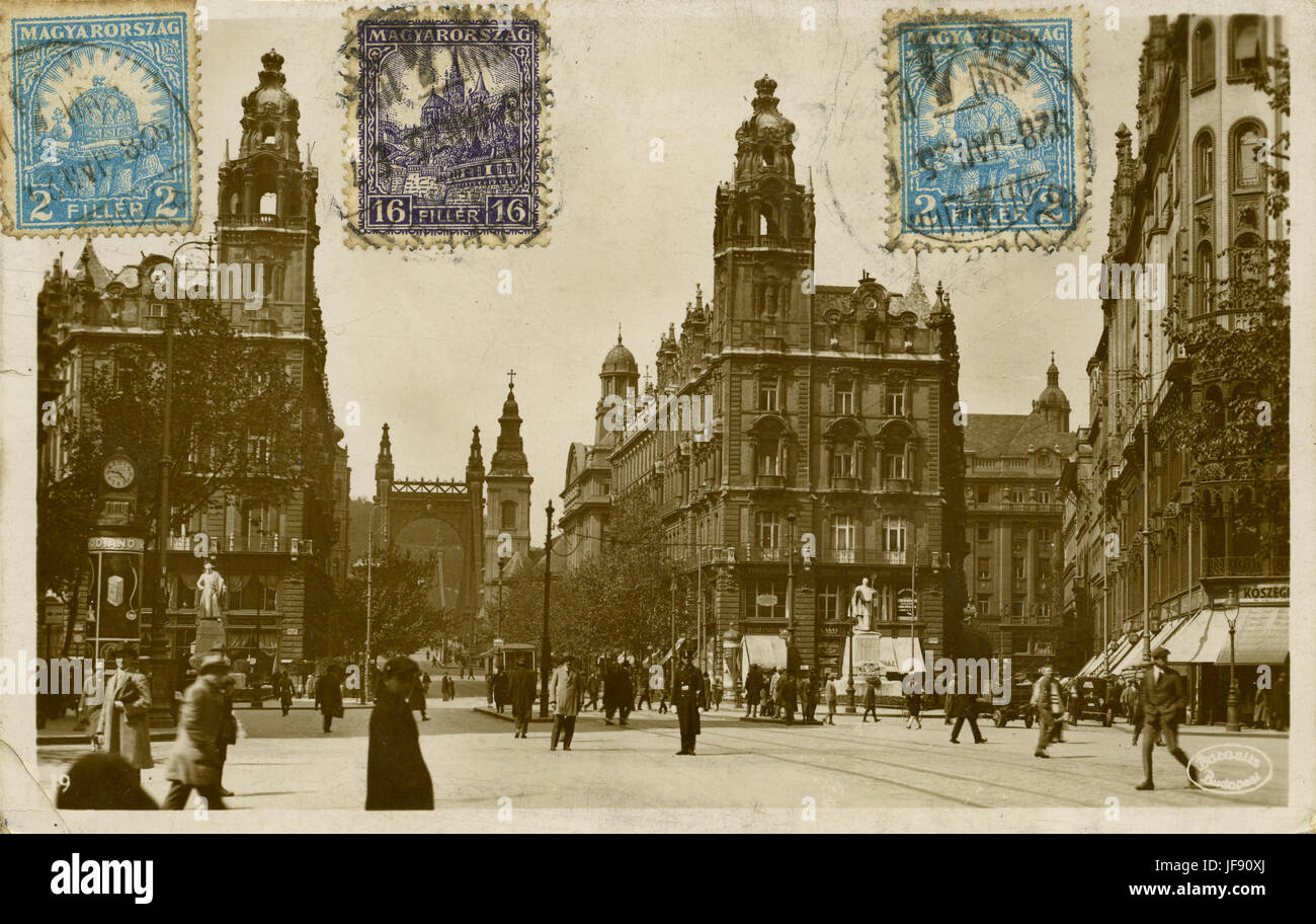 Ferenciek tere, quadrato in Budapest, con una vista del Klotild Palais, Ungheria, c. 1925. I francobolli sulla cartolina. Foto Stock