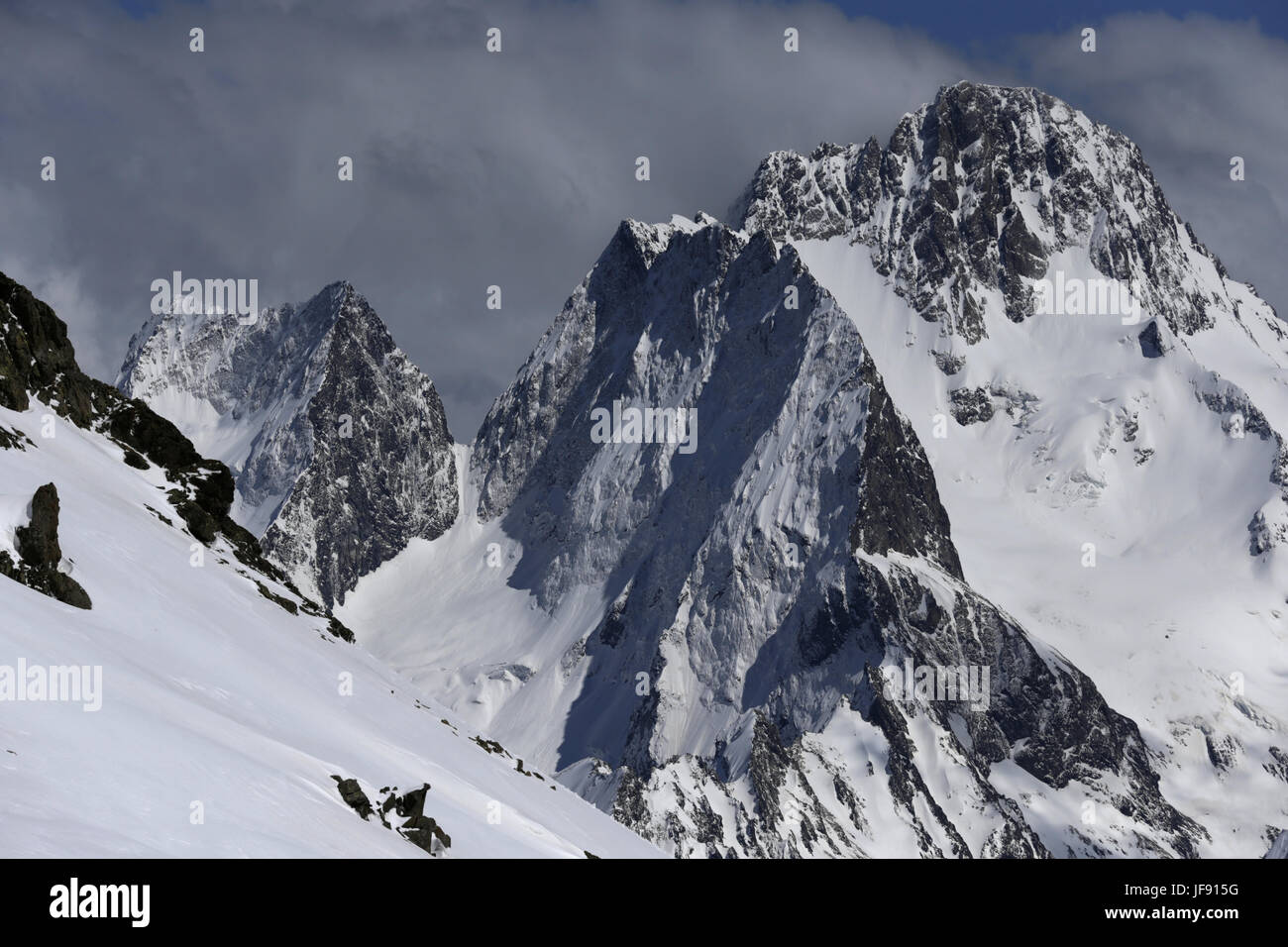 Coperte di neve in alta montagna. La Russia, il Caucaso. Foto Stock