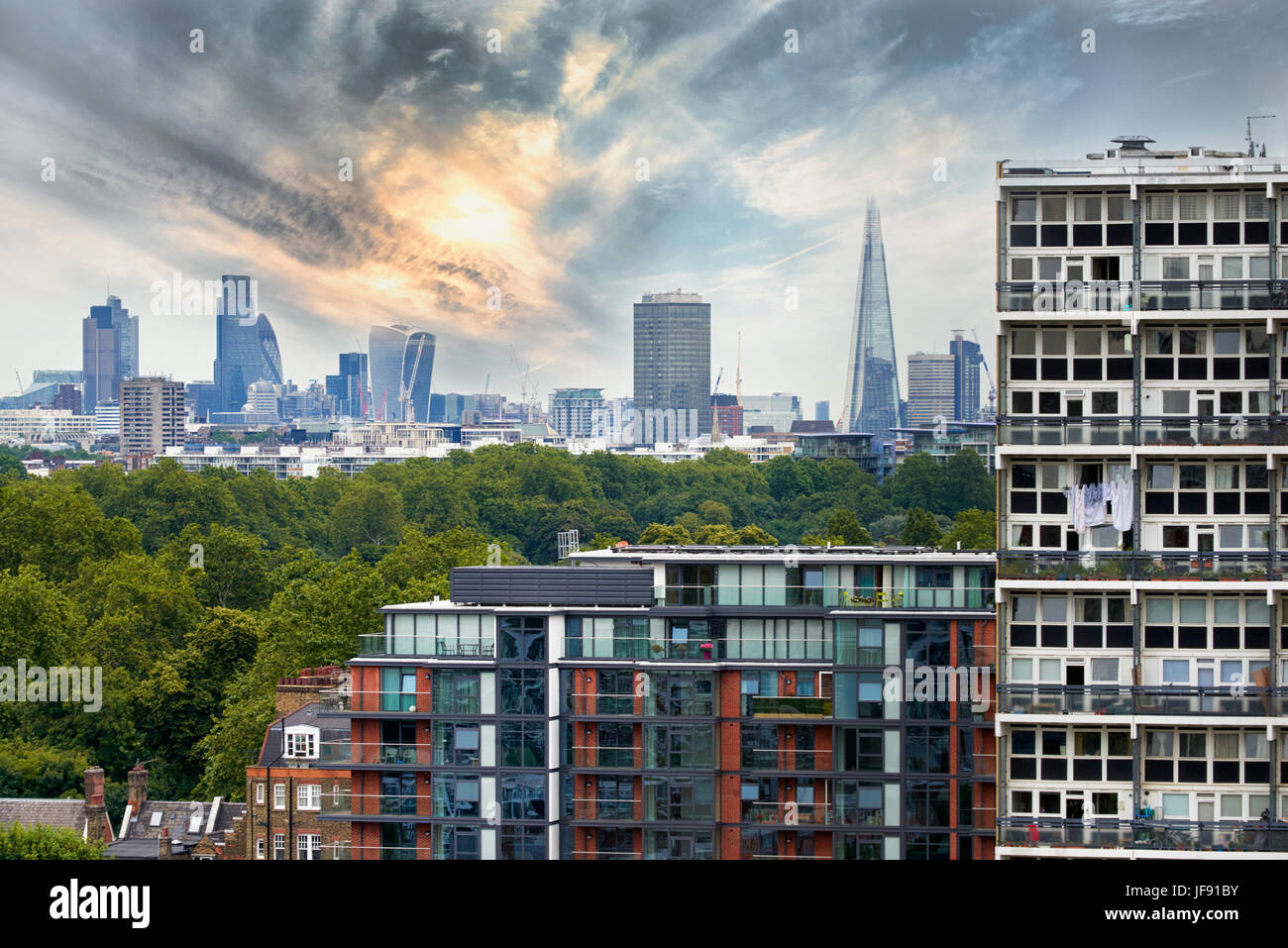 London skyline, girato dal Consiglio tenute di Battersea, con parco di Battersea in primo piano, Mark Higham Foto Stock