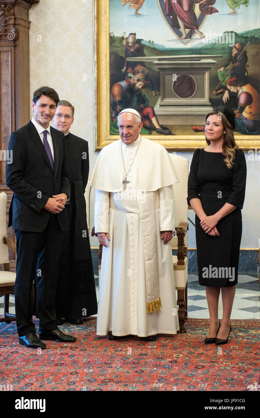 Papa Francesco risponde con il Canada il Primo Ministro Justin Trudeau e sua moglie Sophie Gregoire Trudeau durante una udienza privata in Vaticano. Dotato di: Papa Francesco, Justin Trudeau, Sophie Gregoire dove: Roma, Italia Quando: 29 maggio 2017 Credit: IPA/WENN.com * * disponibile solo per la pubblicazione in UK, USA, Germania, Austria, Svizzera** Foto Stock