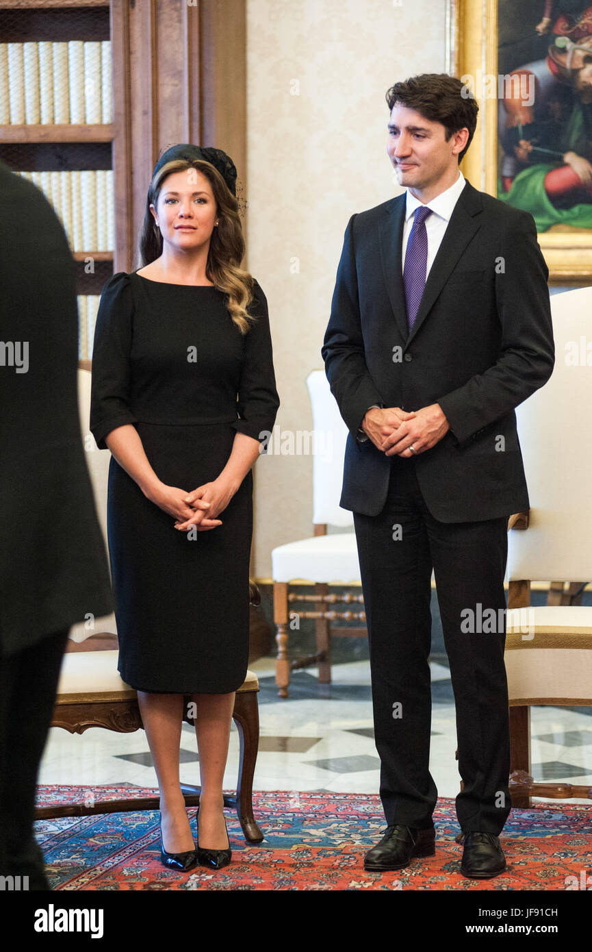 Papa Francesco risponde con il Canada il Primo Ministro Justin Trudeau e sua moglie Sophie Gregoire Trudeau durante una udienza privata in Vaticano. Dotato di: Justin Trudeau, Sophie Gregoire dove: Roma, Italia Quando: 29 maggio 2017 Credit: IPA/WENN.com * * disponibile solo per la pubblicazione in UK, USA, Germania, Austria, Svizzera** Foto Stock