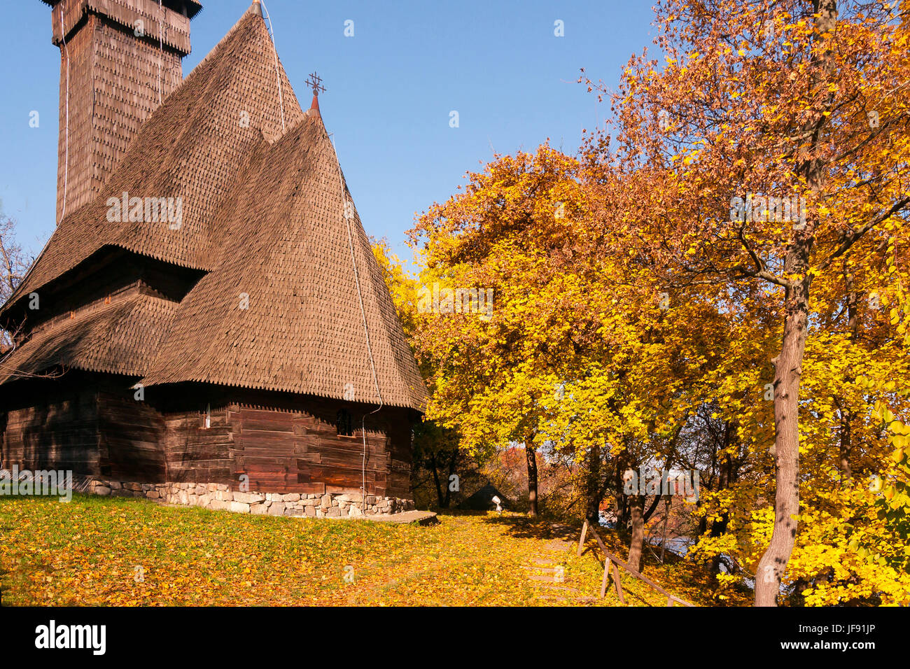 La chiesa nel centro storico antico museo del villaggio a Bucarest, in Romania, in una impostazione di autunno Foto Stock