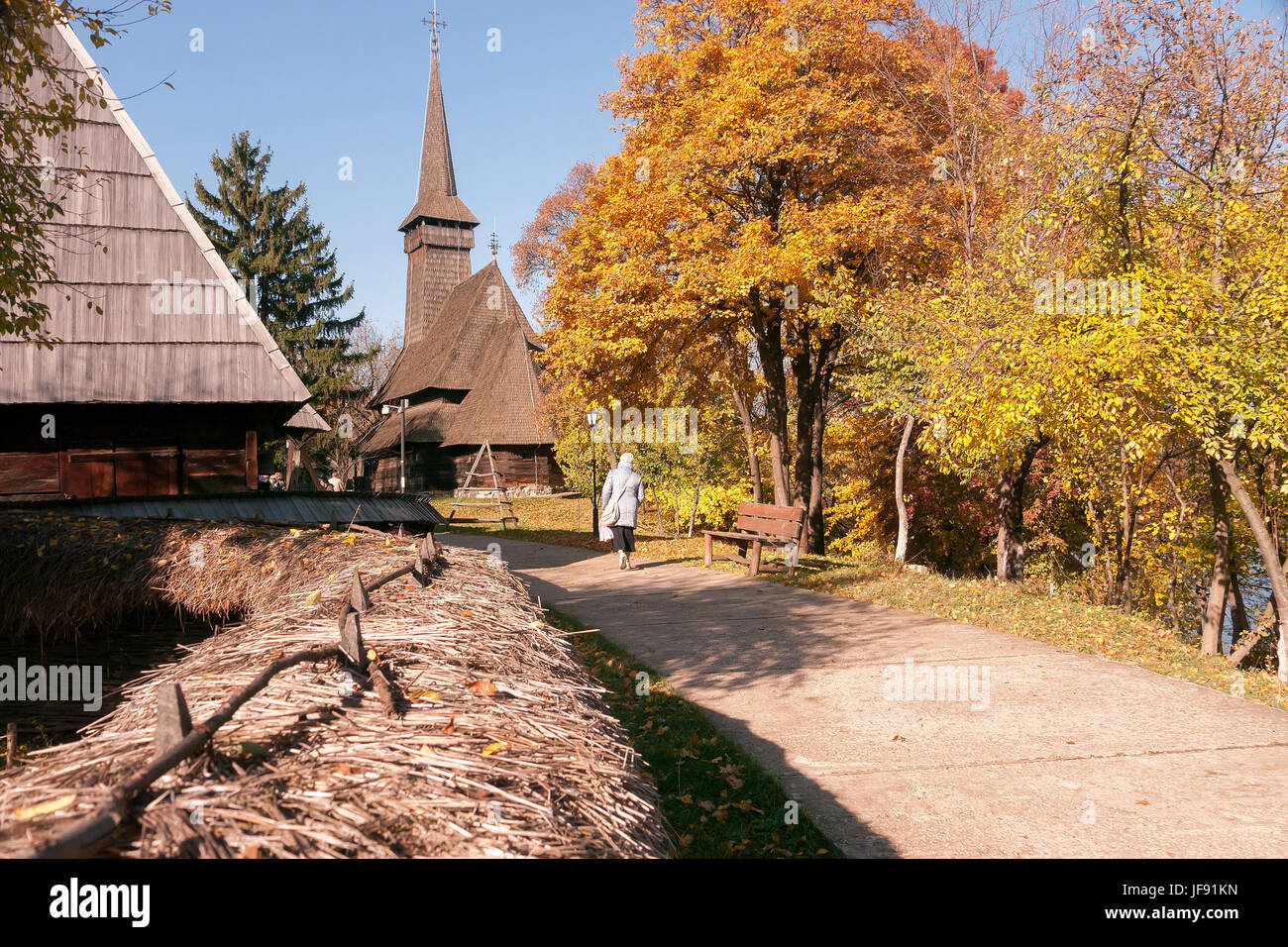 Vecchia fattoria che conducono alla storica chiesa nel centro storico antico museo del villaggio di Bucarest, Romania Foto Stock