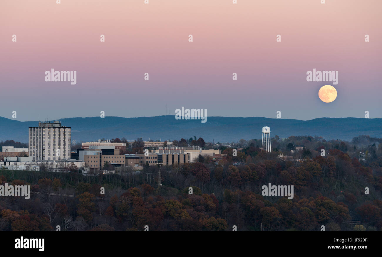 Harvest Supermoon oltre WVU Morgantown WV Foto Stock