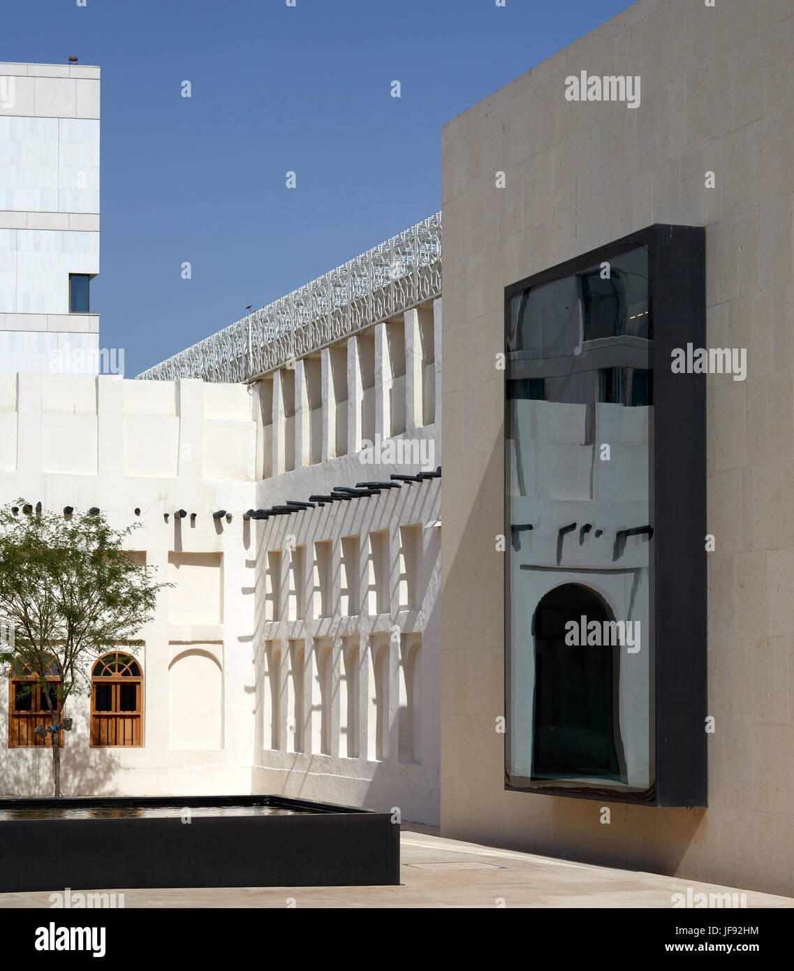 Viste intorno al cortile interno. Bin Jelmood House, Doha, Qatar. Architetto: Giovanni Macaslan e partner, 2017. Foto Stock