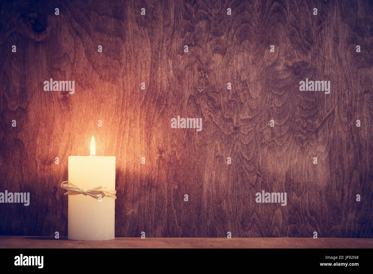 Chistmas candela incandescente sulla parete in legno sfondo.. Legno vintage, molto dettagliata e risoluzione estremamente alta. Un sacco di copy-spazio Foto Stock