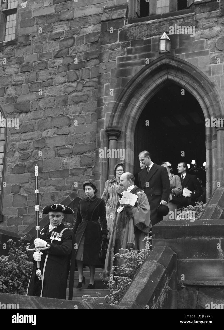 La regina Elisabetta con il sindaco di Shrewsbury James West a Shrewsbury Castle 1952 Foto Stock