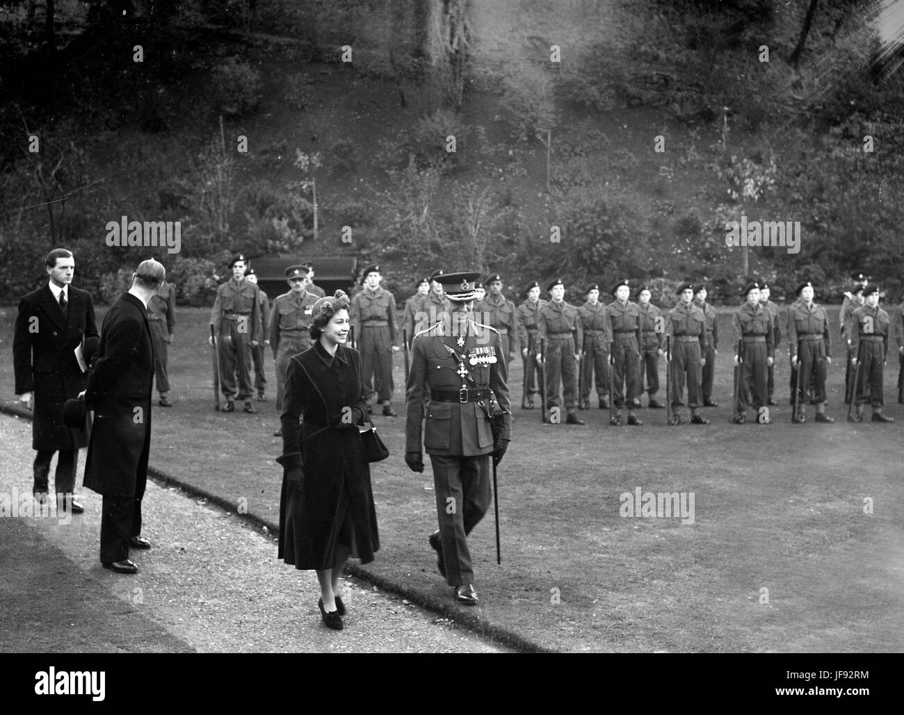 Queen Elizabeth ispezione cadetti dell'esercito a Shrewsbury Castle 1952 Foto Stock