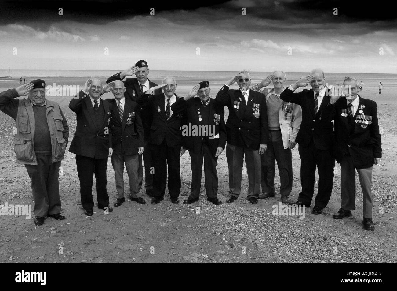 I veterani della Normandia tornano a Sword Beach Normandia Francia veterani britannici del D-Day della seconda guerra mondiale DAVE BAGNALL FOTOGRAFIA veterani della Normandia d day Foto Stock