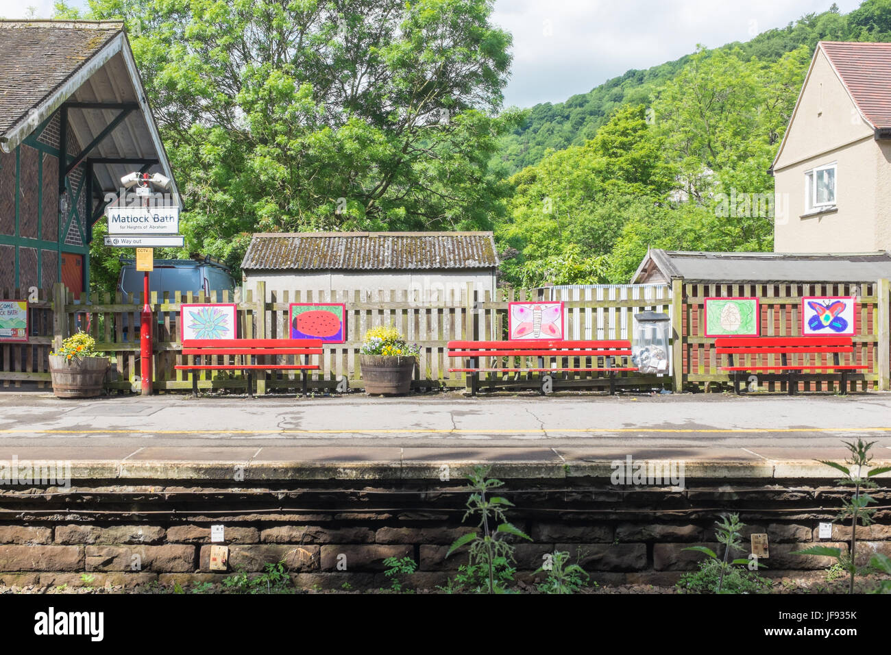 Panche sulla piattaforma presso la vecchia stazione di Matlock Bath nel Derbyshire Peak District Foto Stock