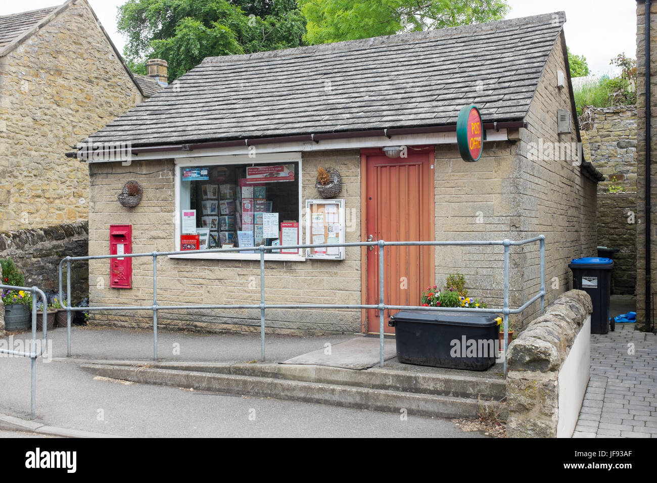 Piccolo villaggio Ufficio postale nel villaggio di Eyam nel Derbyshire Peak District Foto Stock