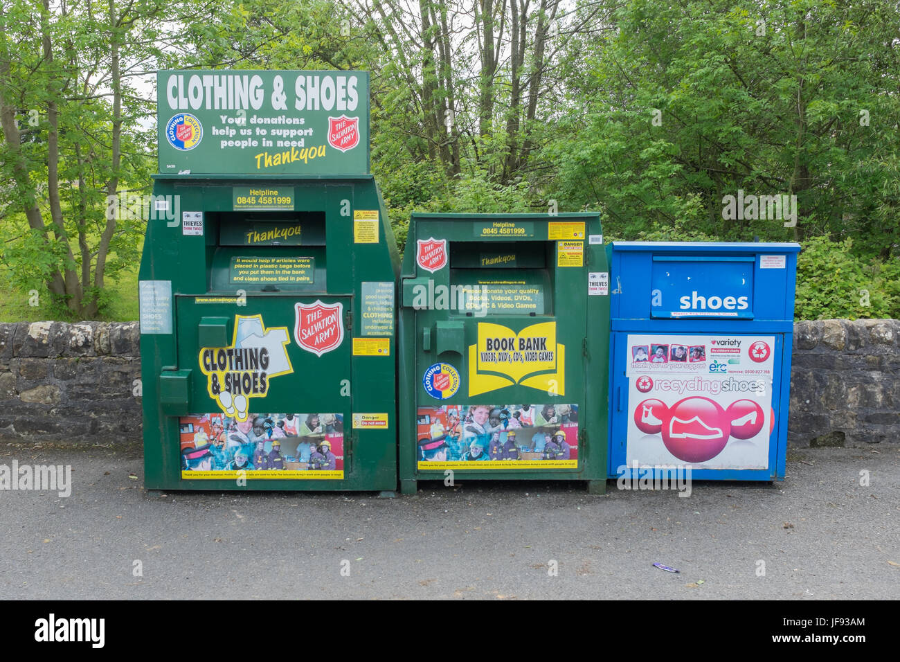 Abbigliamento e calzature la carità degli scomparti di donazione in un parcheggio in Eyam nel Derbyshire Peak District Foto Stock