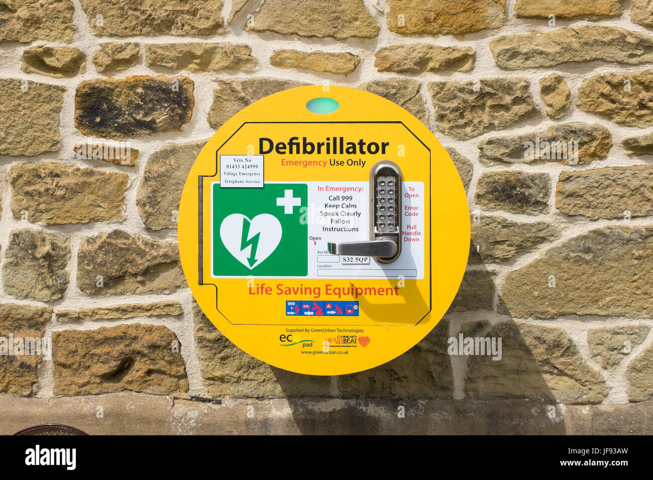 Montato a parete defibrillatore nel villaggio di Eyam nel Derbyshire Peak District Foto Stock