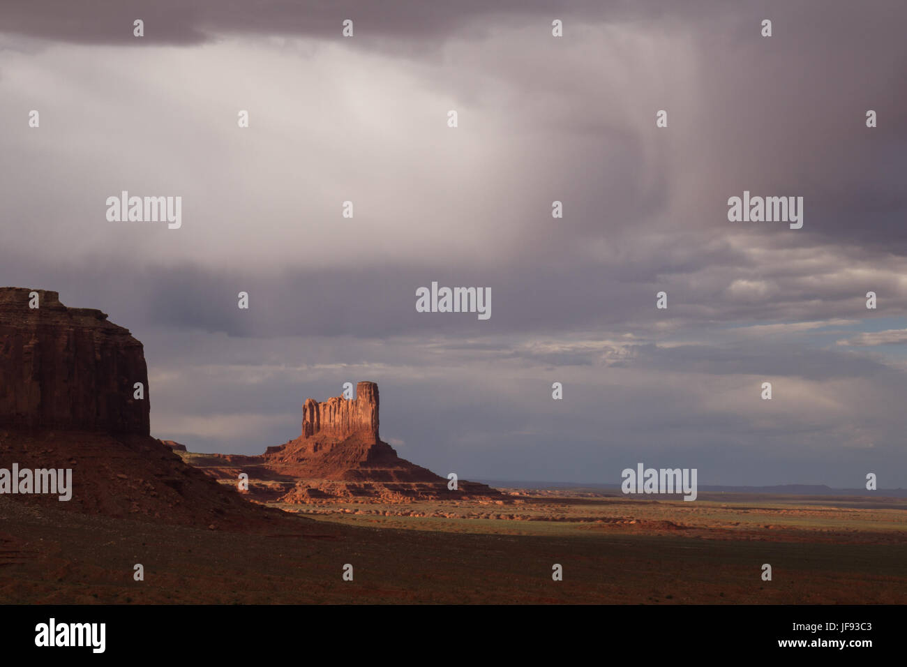 Paesaggio di maestosi monumenti e pioggia nuvole a Monument Valley, Arizona Foto Stock