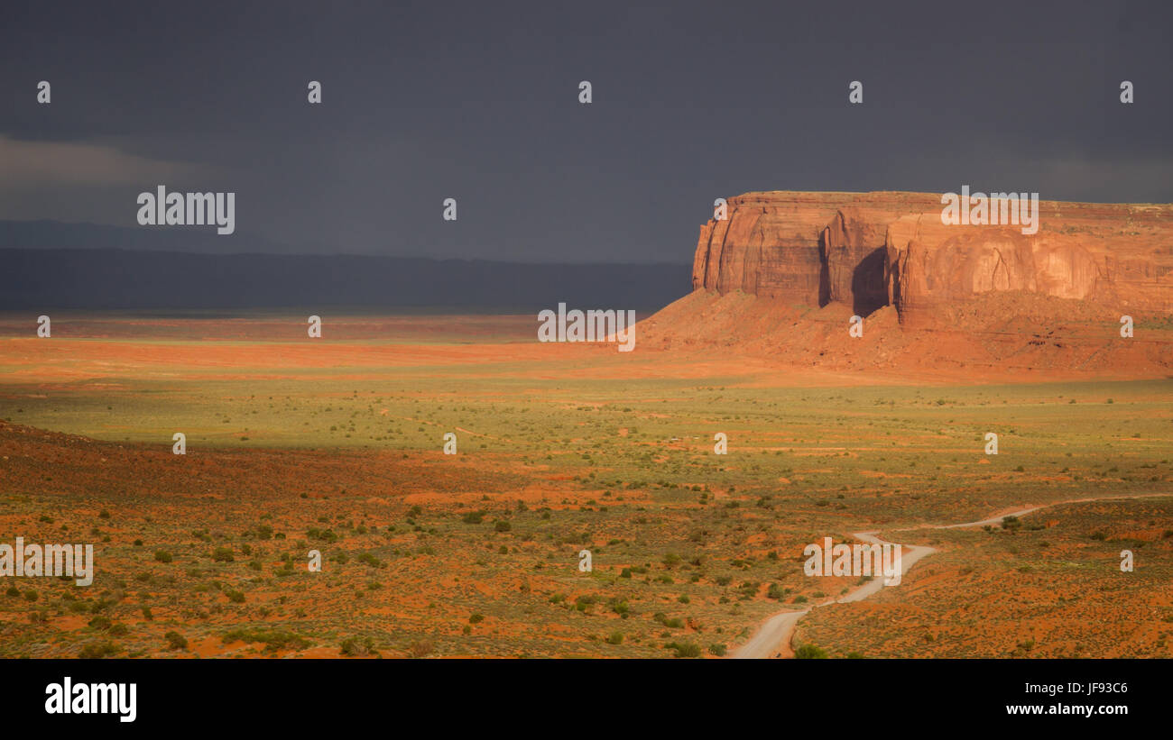 Un paesaggio di una mesa e cielo tempestoso nella Monument Valley, Arizona Foto Stock