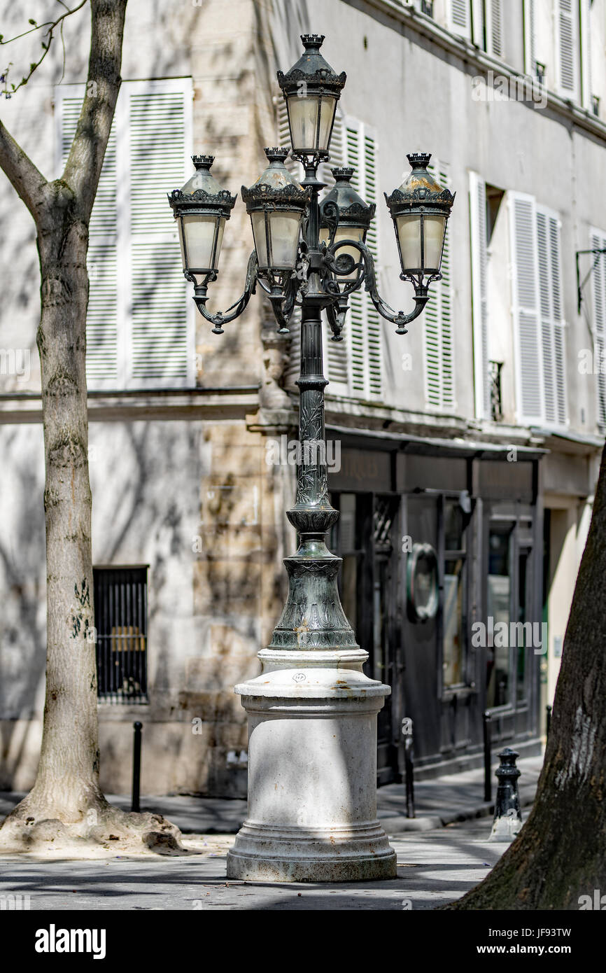 Una vecchia strada lampada sul quadrato Foto Stock