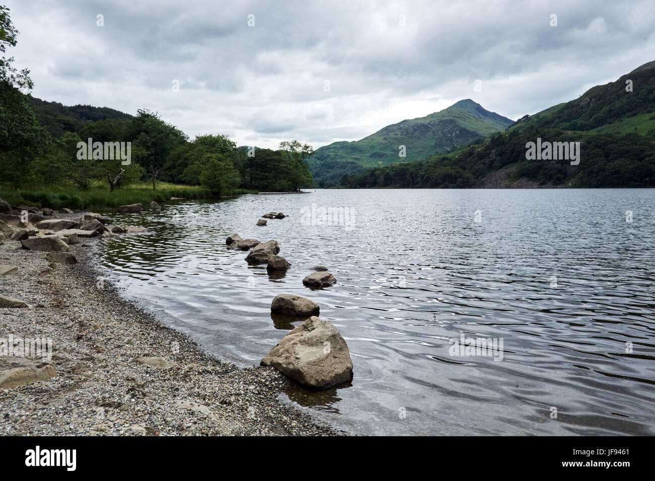 Llyn gwynant, il lago vicino snowdon nel mezzo di Snowdonia National Park gallese Foto Stock