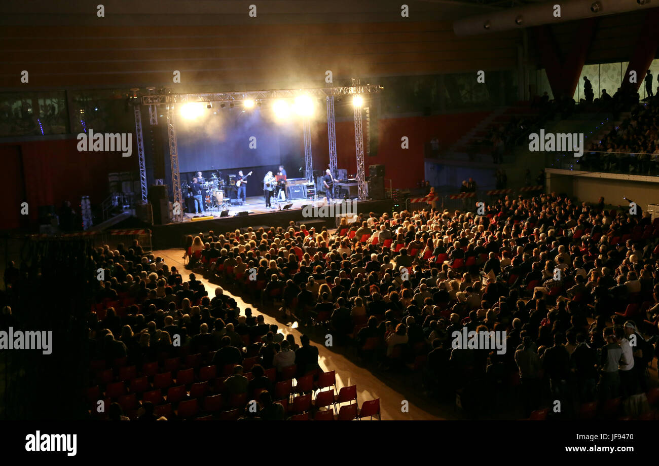Bassano del Grappa, VI, Italia - 29 Aprile 2017: Nomadi un italiano famoso gruppo musicale sul palco durante il concerto dal vivo con il pubblico Foto Stock
