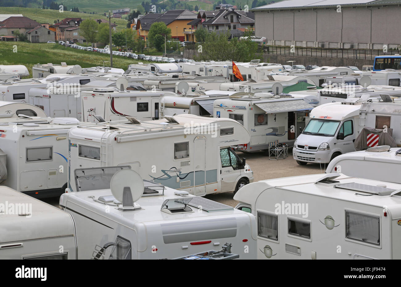 Asiago, VI, Italia - 27 Maggio 2017: Molti Autocaravan Veicoli nel parcheggio prima della corsa di ciclismo chiamato Giro di Italia Foto Stock