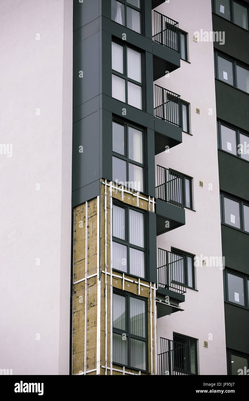 L'isolamento esposto dopo che i pannelli di rivestimento sono stati rimossi al Kennedy Gardens in Billingham Foto Stock