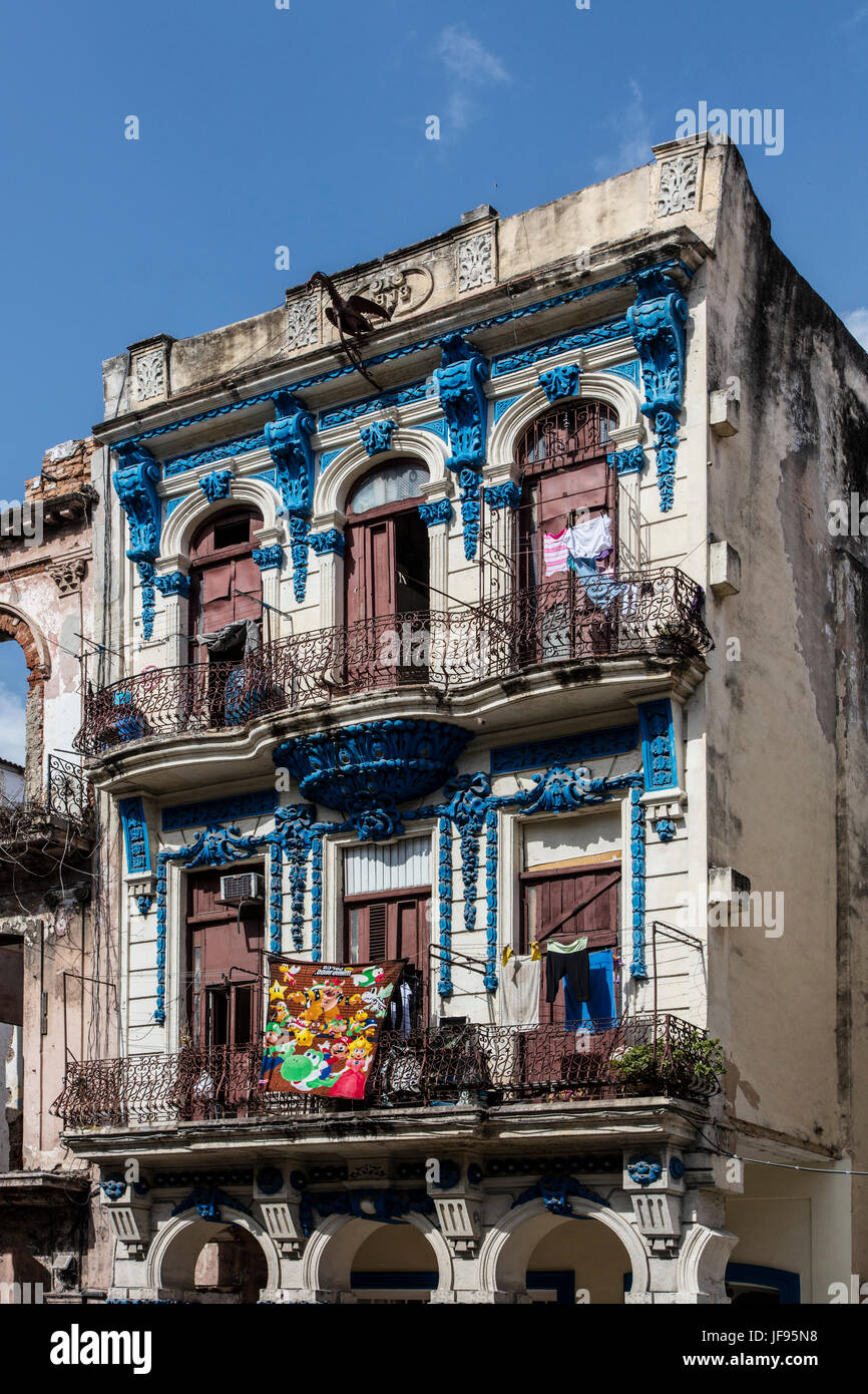 Un classico edificio storico lungo il Paseo de MARTI conosciuta anche come il Museo del Prado - Havana, Cuba Foto Stock