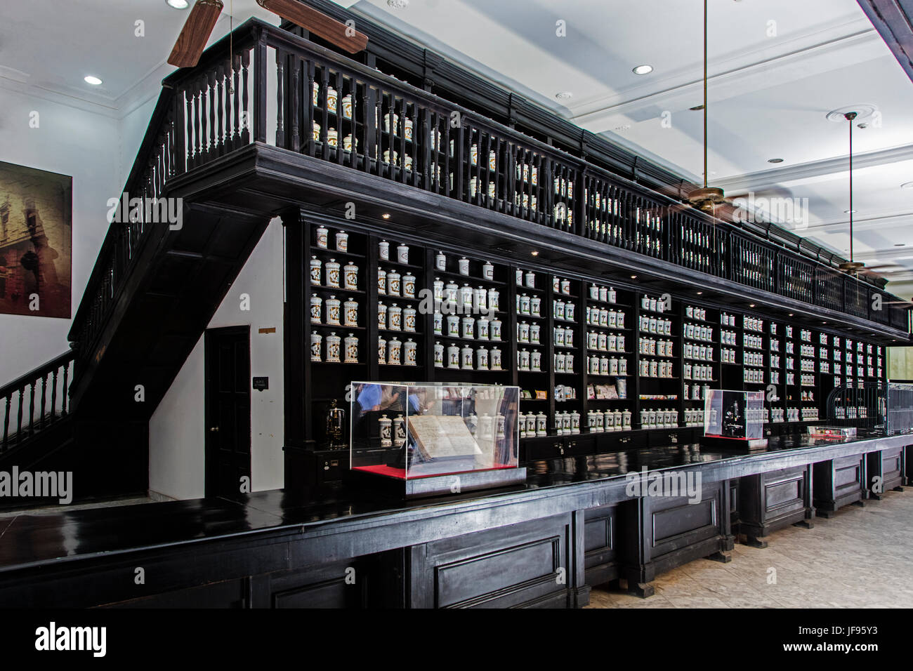 Un museo della farmacia, DROGUERIA Johnson è stata fondata nel 1860 - Havana, Cuba Foto Stock