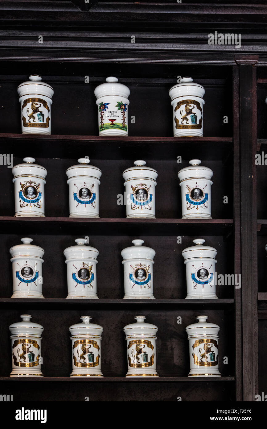 I vasetti utilizzati per memorizzare la medicina in un museo della farmacia, DROGUERIA Johnson è stata fondata nel 1860 - Havana, Cuba Foto Stock