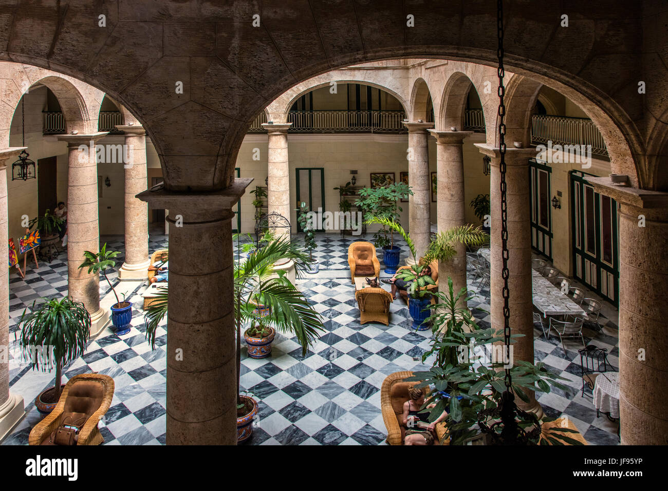 Il cortile interno e la zona relax dell'HOTEL FLORIDA - Havana, Cuba Foto Stock