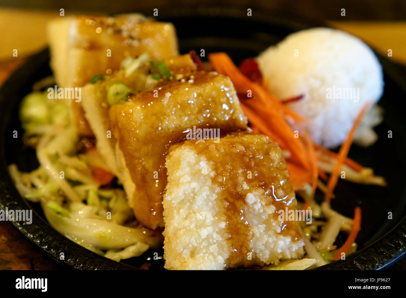 Close-up di un piatto di tofu giapponese Teriyaki con verdure e riso bianco Foto Stock
