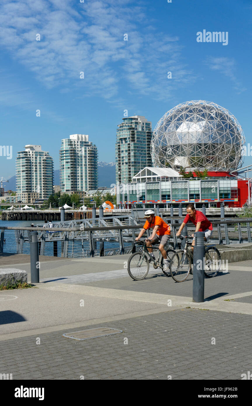 Due ciclisti maschio e TELUS mondo della scienza cupola al villaggio su False Creek, Vancouver, British Columbia, Canada Foto Stock