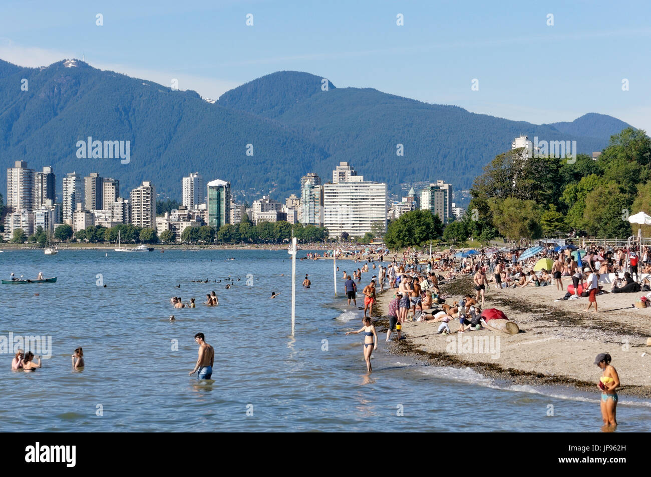 La gente a prendere il sole e nuotare in English Bay a Kitsilano Beach, Vancouver, British Columbia, Canada Foto Stock