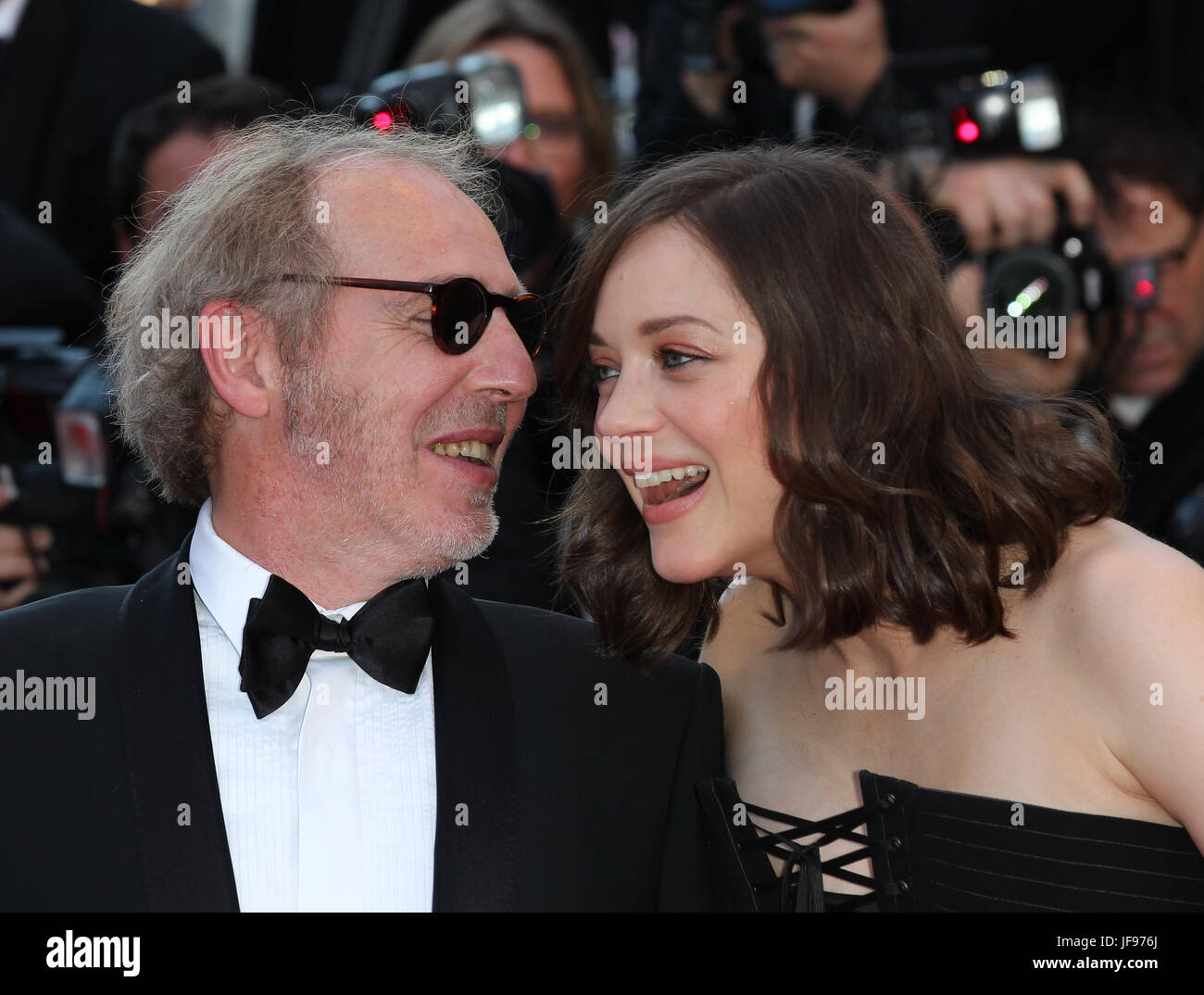 Direttore Arnaud Desplechin e Marion Cotillard frequentare il Ismael i fantasmi di screening e di Gala di apertura durante il settantesimo annuale di Cannes Film Festival presso il Palais des Festivals, 17 maggio 2017 a Cannes, Francia. Foto Stock