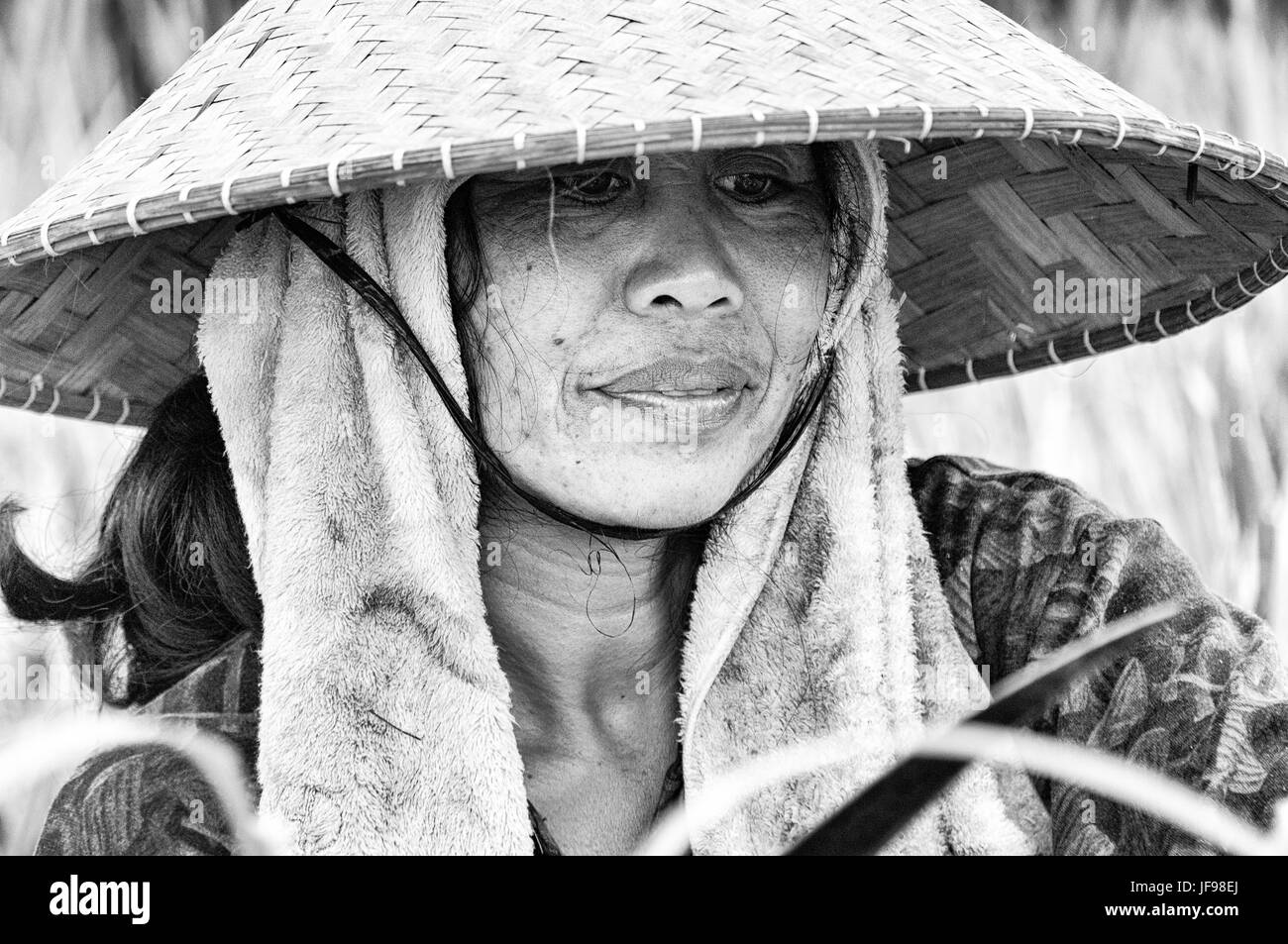 Ubud, Bali, Indonesia - 01 Agosto, 2013. Un non identificato di riso Balinesi agricoltore pone durante una mattina di lavoro. foto in bianco e nero Foto Stock