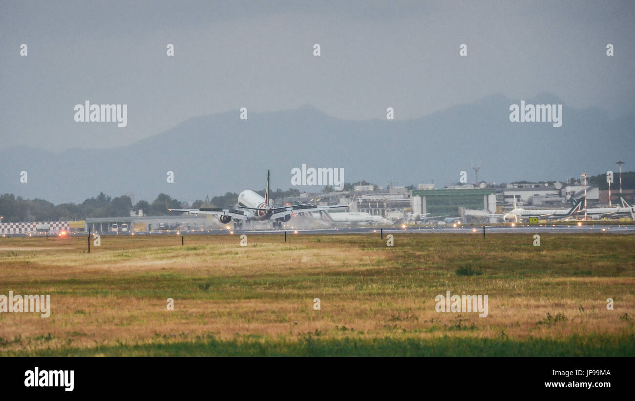 Milano, Italia - 29 giugno 2017: Alitalia aereo commerciale taxi all'aeroporto di Milano Linate in Italia durante una giornata intensa all'aeroporto Foto Stock