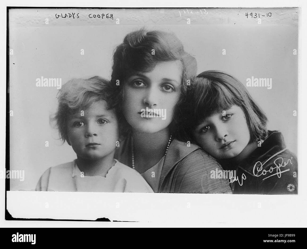 Un ritratto di Gladys Cooper, una rinomata attrice britannica nota per i suoi ruoli sul palco e nel cinema durante i primi anni del XX secolo. Foto Stock