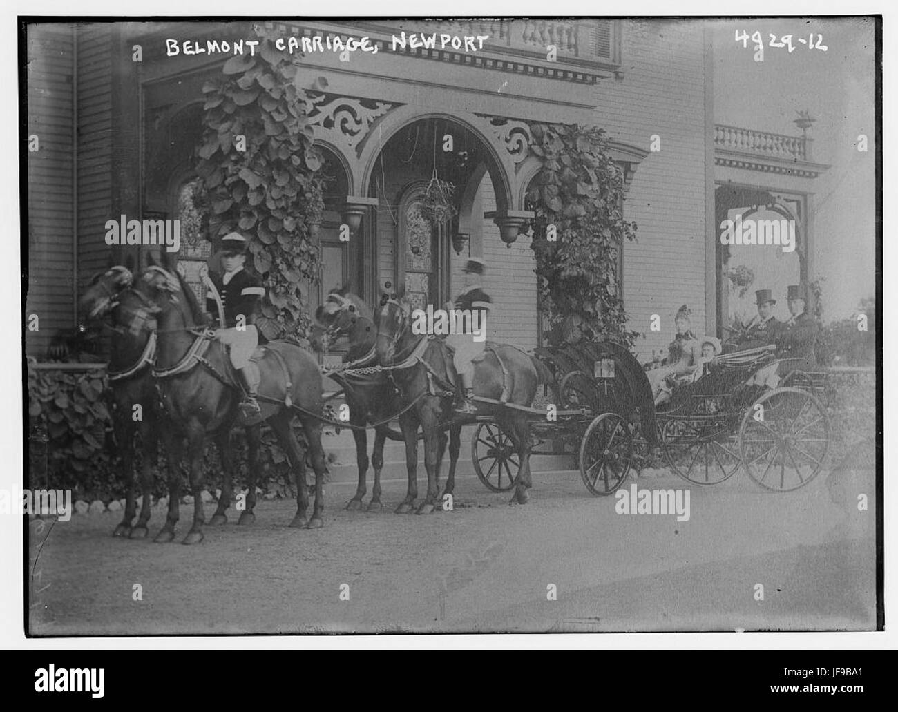 Una fotografia di una carrozza Belmont d'epoca a Newport, che mostra il lusso del trasporto trainato da cavalli nel XIX secolo. La carrozza è un esempio di viaggi in alta società durante l'era vittoriana. Foto Stock