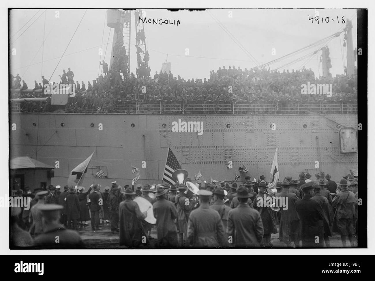 Una fotografia che cattura i vasti paesaggi e la cultura della Mongolia. Questa immagine offre uno sguardo sulla vita tradizionale e sullo splendido paesaggio naturale di questo paese dell'Asia centrale, evidenziando il suo terreno accidentato e il suo significato storico. Foto Stock