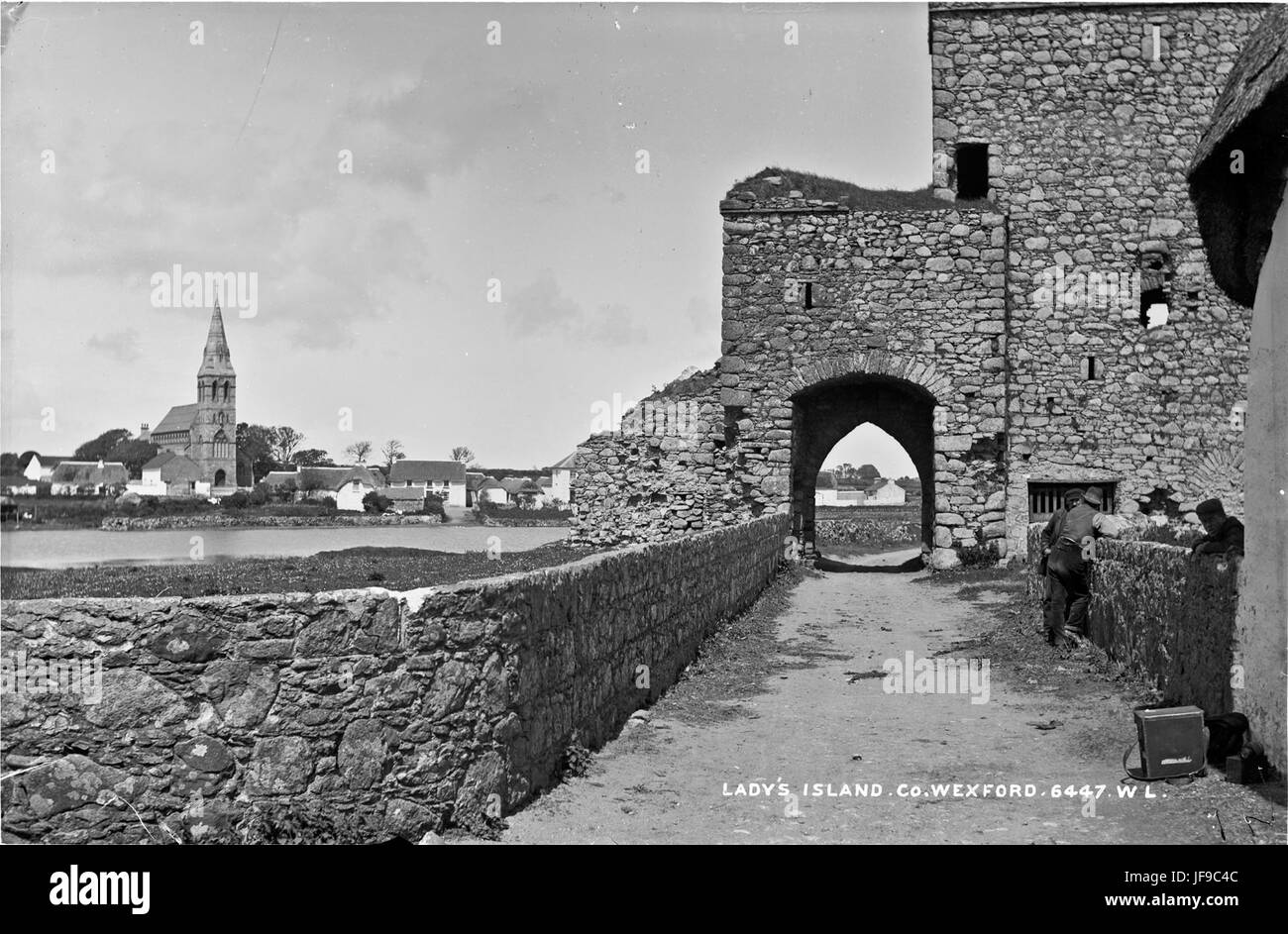 Lady's Island, County Wexford, Irlanda, Church of the Assumption, pellegrinaggio, Holy Well, Lady's Island Castle, Lake, Robert French, National Library of Ireland, storia fotografica, fotografia del XIX secolo, Augustus Pugin, patrimonio irlandese, foto storiche, patrimonio cattolico, storia irlandese, Irlanda, sito religioso, percorso di pellegrinaggio, fotografia storica, contea di Wexford, patrimonio culturale, fotografia irlandese, pellegrinaggio, architettura religiosa, sito sacro, vedute panoramiche, collezione Lawrence, studio fotografico, punto di riferimento irlandese Foto Stock