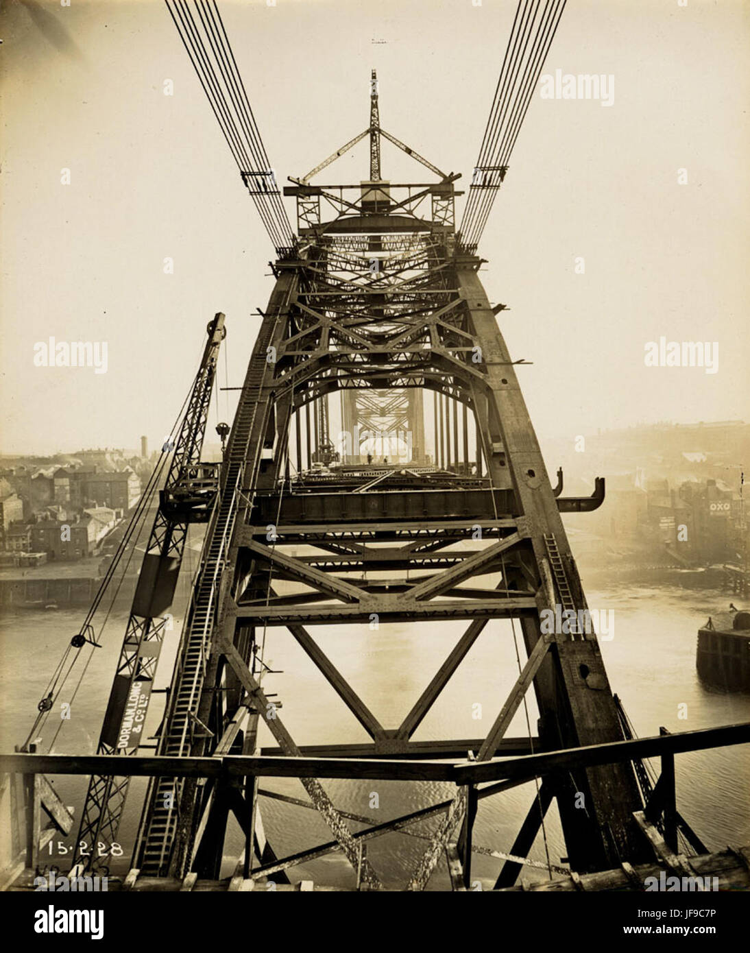 Vista lungo il Tyne Bridge durante la costruzione o 34197726353 Foto Stock