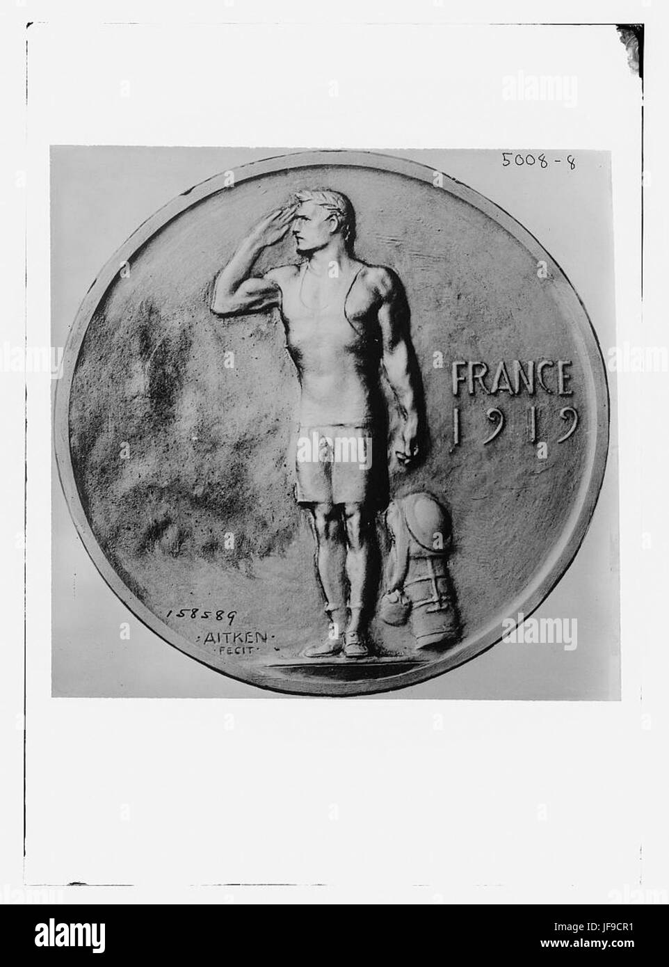 Una medaglia del 1919, creata da Aitken, è raffigurata in questa immagine. Questa medaglia commemorativa rappresenta gli eventi storici e le figure della Francia post-bellica. Foto Stock