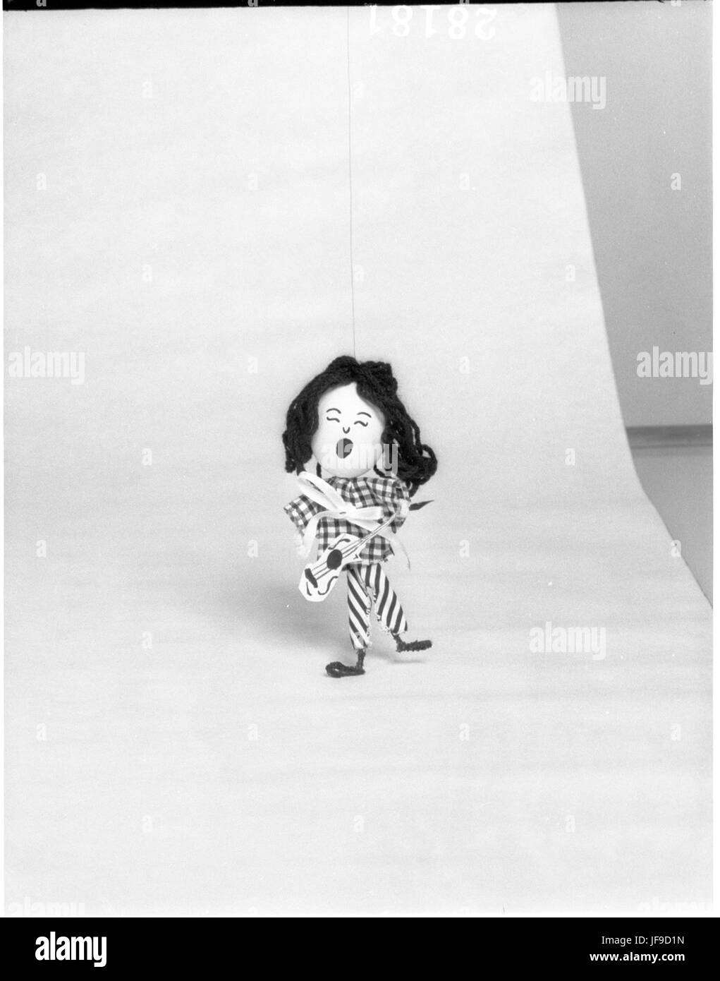 Fotografia in studio delle uova di gallina dipinte artisticamente per assomigliare a una statuetta, che mostra l'abilità e la creatività coinvolte in questo intricato mestiere. Foto Stock