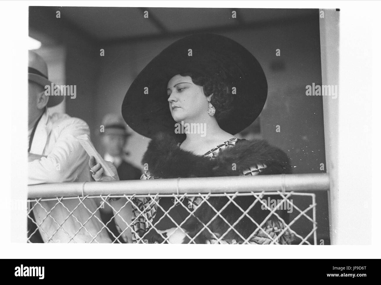 Donna racegoer in grandi 'picture hat' 31523067532 o Foto Stock