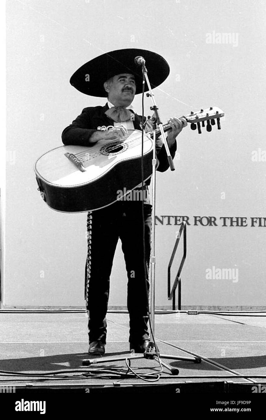 Una vivace esibizione di un chitarrista a Miami, che mostra la cultura musicale latina e l'arte della musica tradizionale. Foto Stock