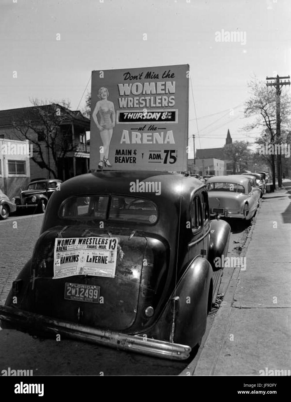 Un annuncio dell'Arena Sport Facility che promuove eventi di wrestling femminile. L'immagine riflette la popolarità delle donne nello sport e la crescita del wrestling femminile come sport professionistico e competitivo. Foto Stock